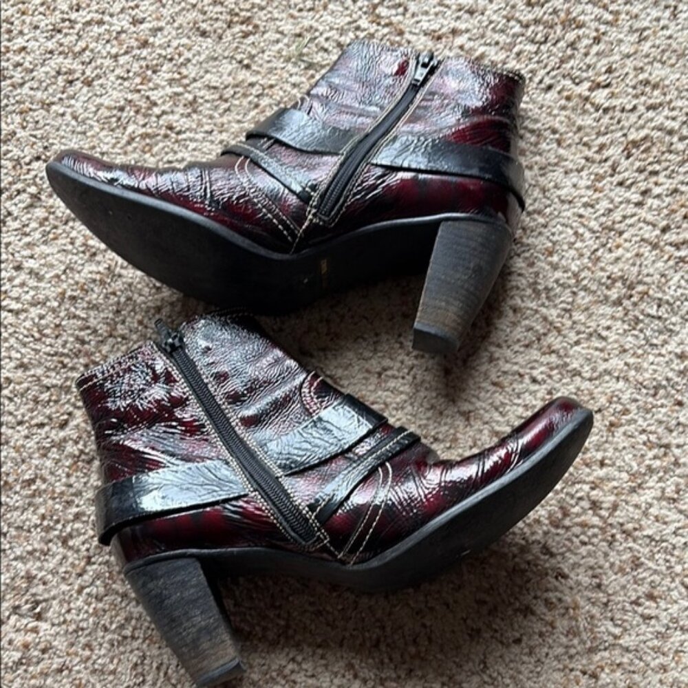 Un Tour en Ville leather Ankle Boots in Burgundy and Black size 39